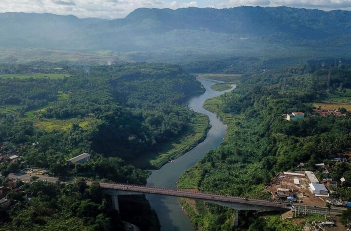 Legenda Kiai Layung: Makhluk Raksasa Penjaga Keseimbangan di Sungai Citarum